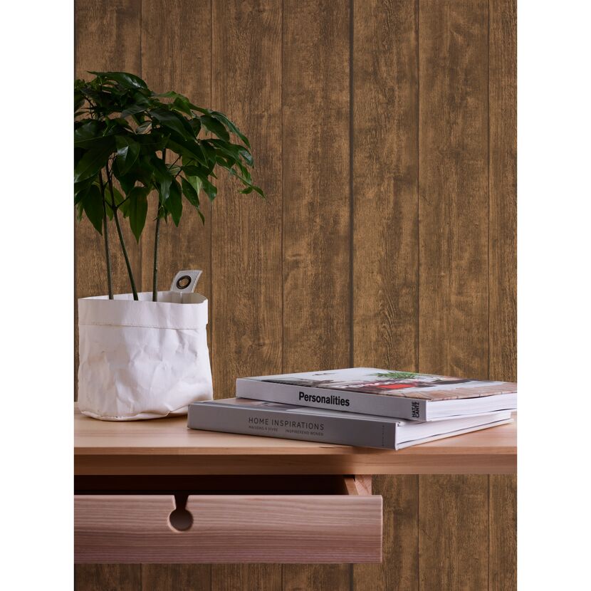 Dunkelbraune Holztapete mit Pflanze und Büchern auf einem Tisch