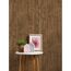 Dunkelbraune Holztapete an der Wand