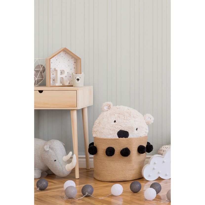 Kinderzimmer mit hellem Holz und Plüschtier