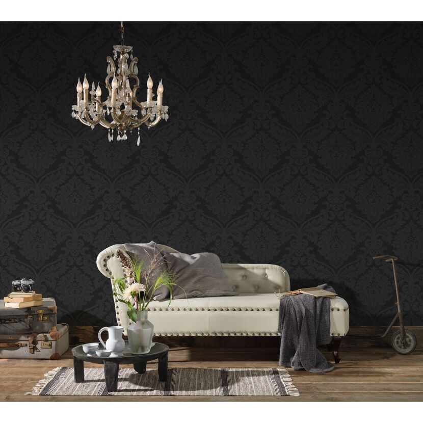 Wohnzimmer mit schwarzer Barocktapete, Chaiselongue und Kronleuchter