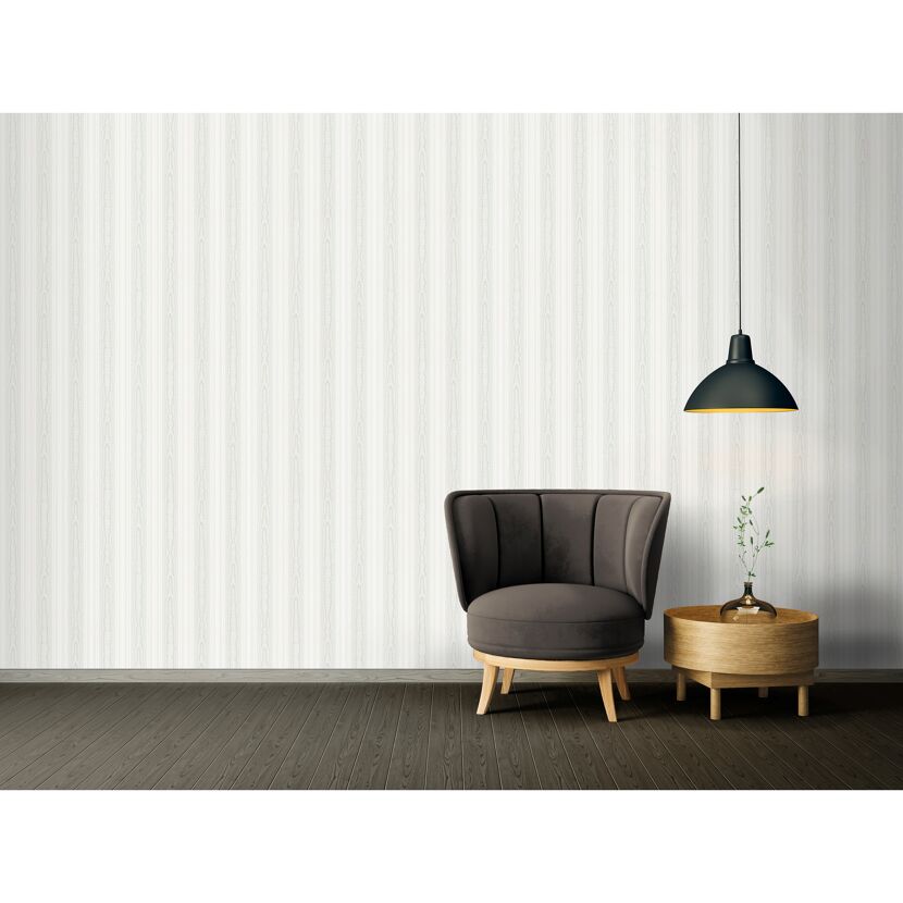 Modern eingerichtetes Wohnzimmer mit Sessel und Beistelltisch