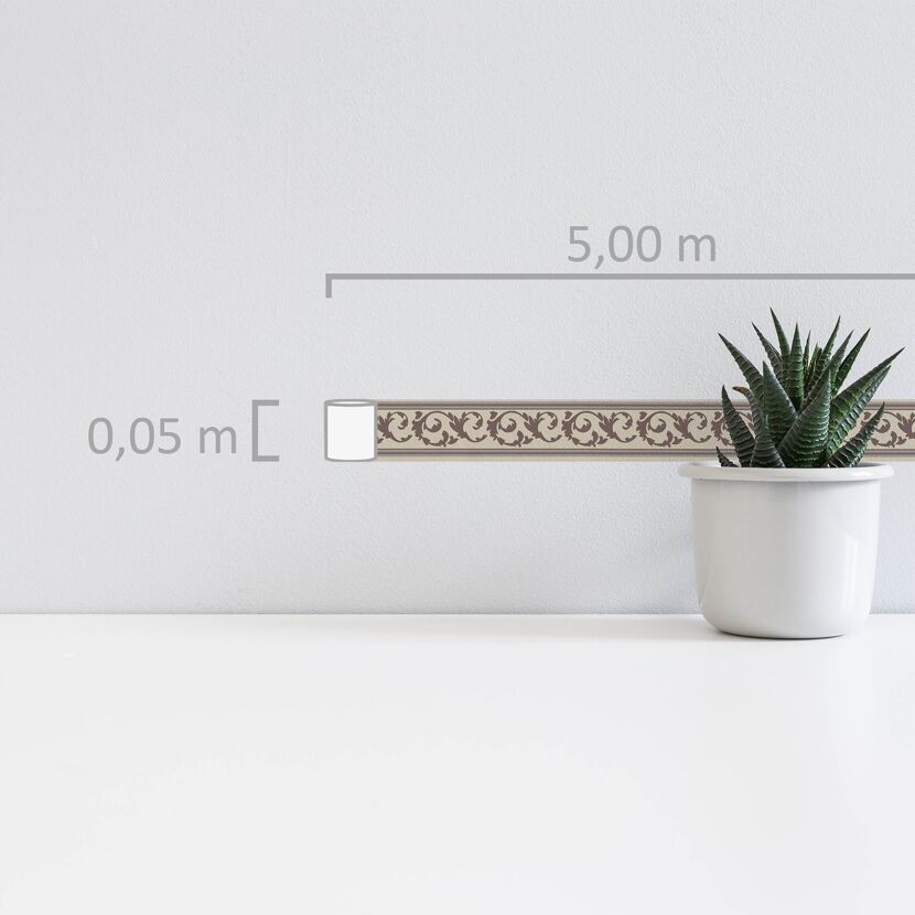 Braune Borte "Ranke" mit beigefarbenem Hintergrund an einer Wand.