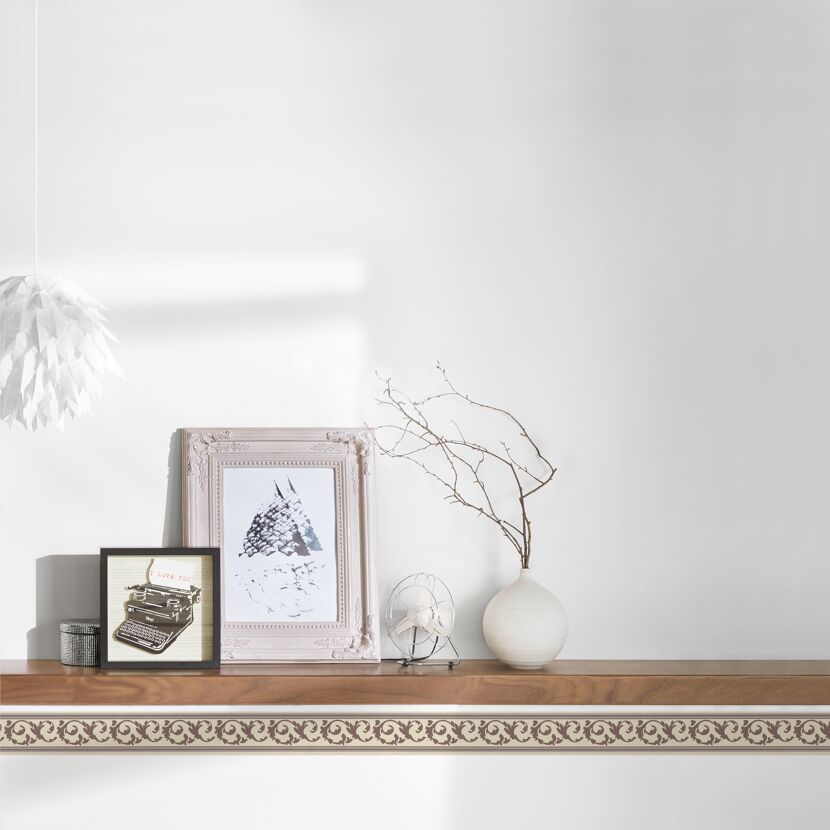 Bilderrahmen, Schreibmaschine, Ventilator, Vase und Deko auf einem Bord