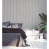 Schlafzimmer mit geometrisch gemusterter Tapete in Beigetönen