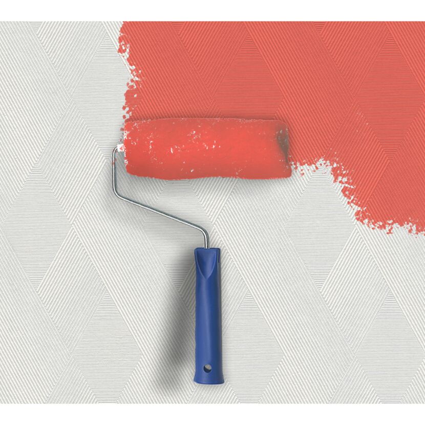 Wand mit Muster wird mit Farbrolle gestrichen