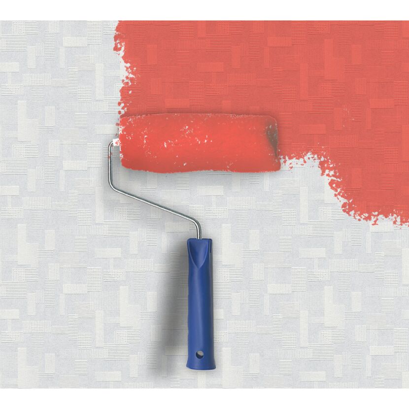 Weiße Wand wird mit oranger Farbe gestrichen.