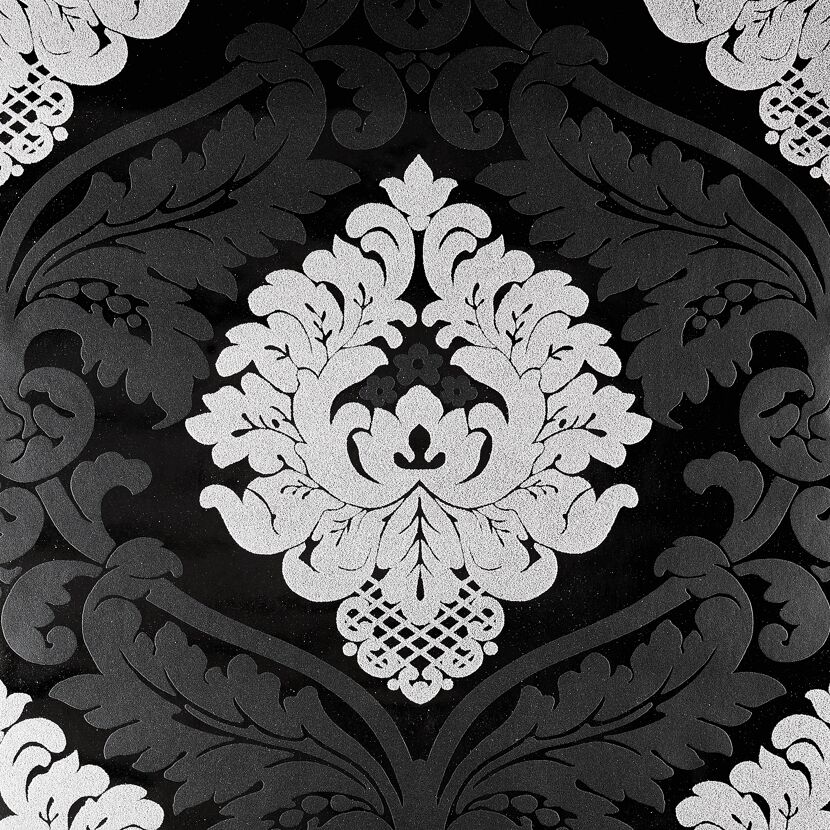 Schwarze Vliestapete mit silbernem Ornament