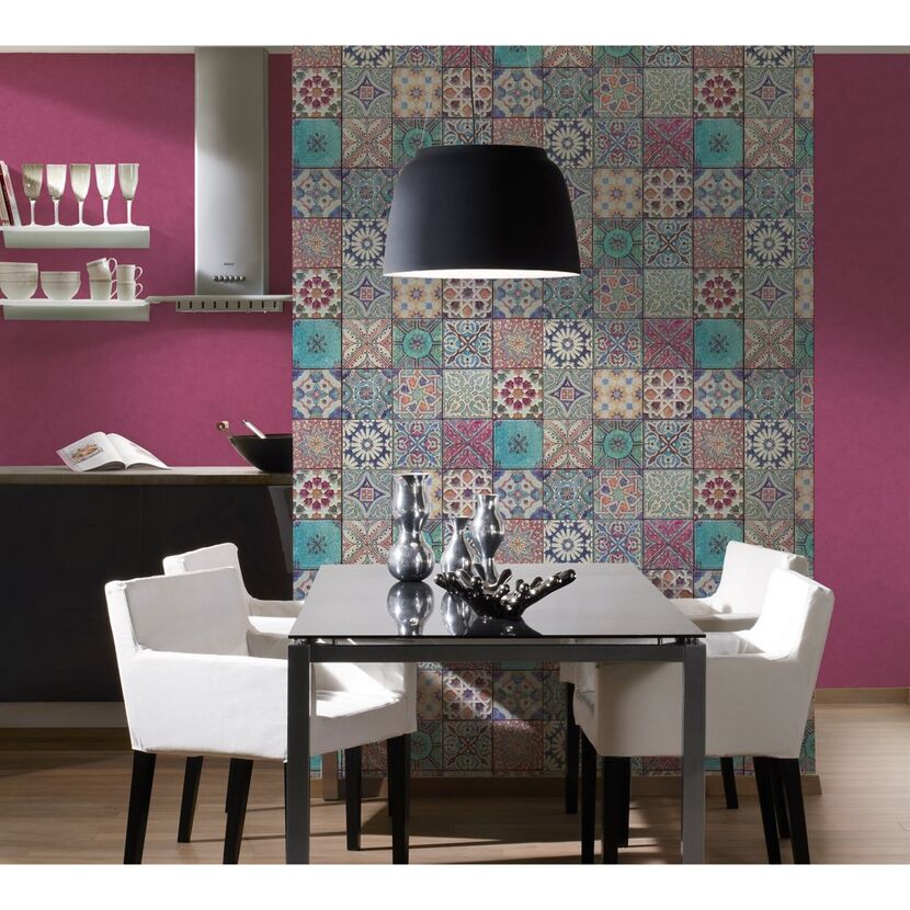 Buntes Fliesenmuster an der Wand im Esszimmer.