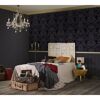 Schlafzimmer mit dunkler Tapete und Vintage-Koffern