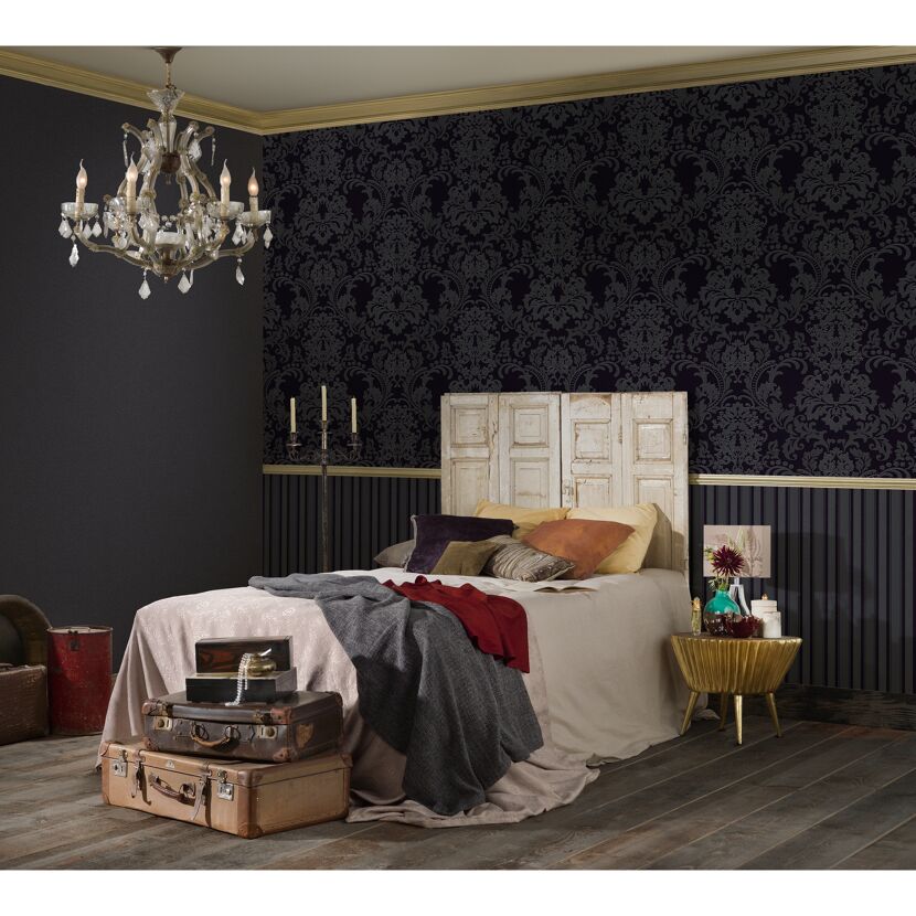 Schlafzimmer mit dunkler Tapete und Vintage-Koffern