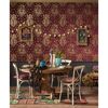 Esszimmer mit roter Ornamenttapete und Lichterkette