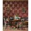 Esszimmer mit roter Ornamenttapete und Lichterkette