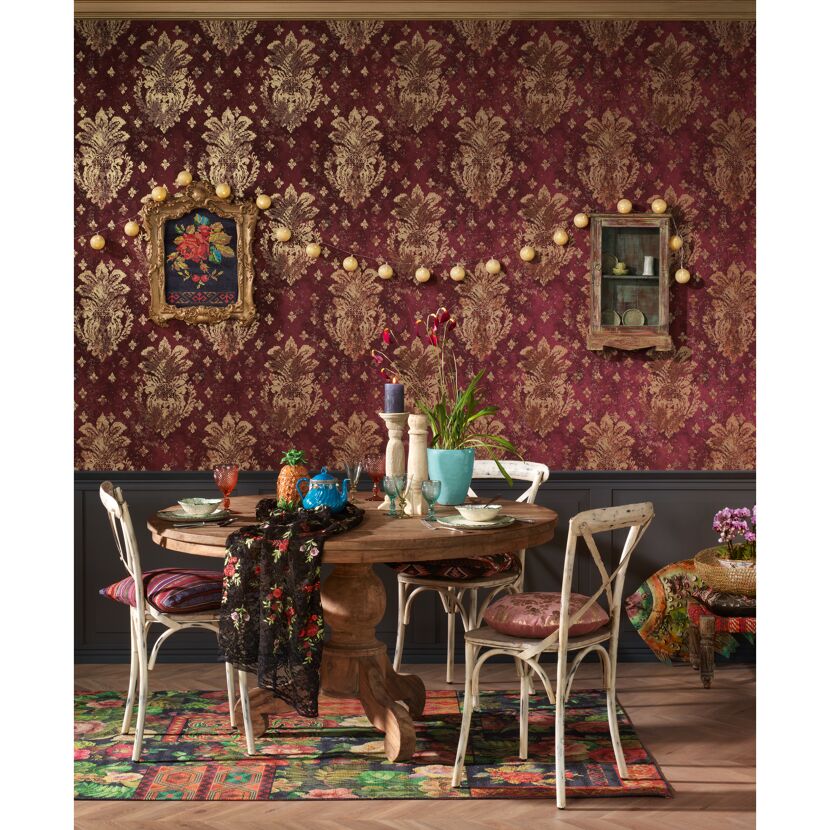Esszimmer mit roter Ornamenttapete und Lichterkette