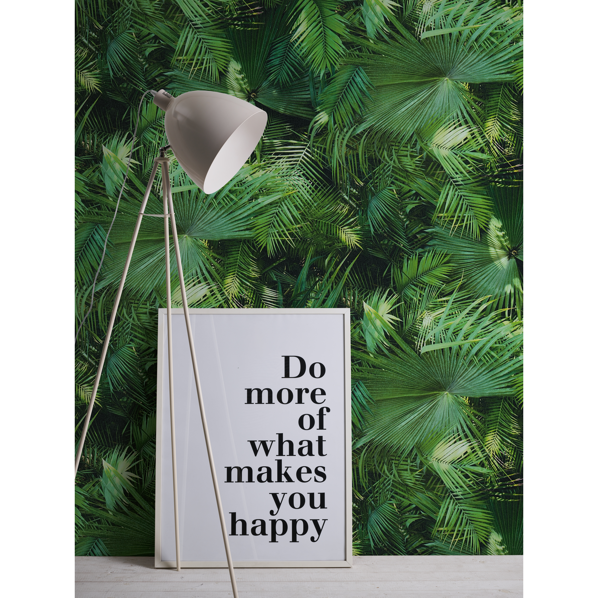 Grüne Palmenblättertapete mit weißem Stativ und Bilderrahmen davor.