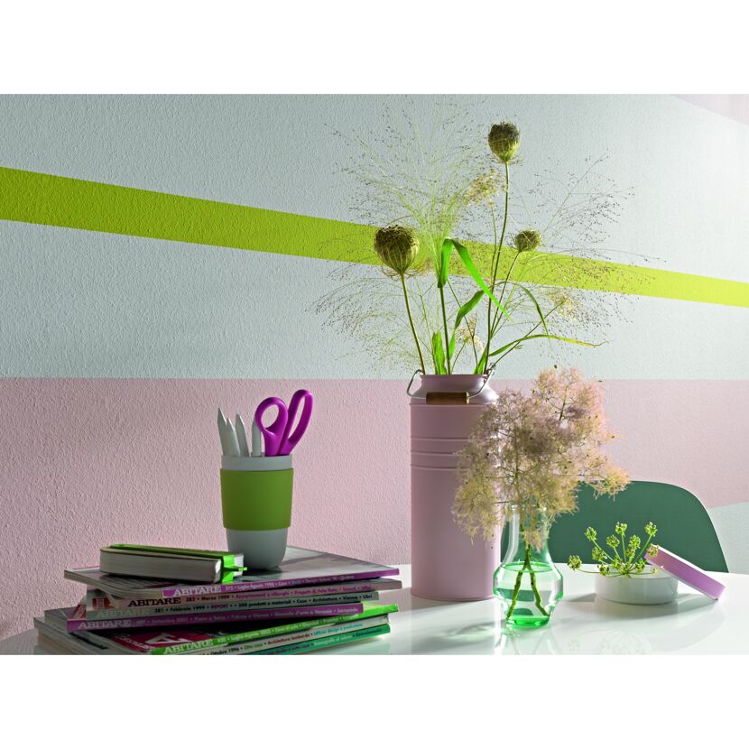 Tisch mit Zeitschriften, Stiften, einer Schere und Blumenvasen