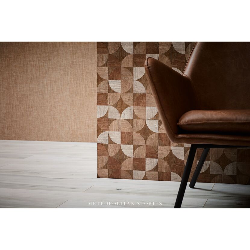Braune Wandfliese mit geometrischem Muster und brauner Ledersessel