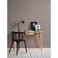 Schreibtisch mit Lampe, Bildern und Stuhl
