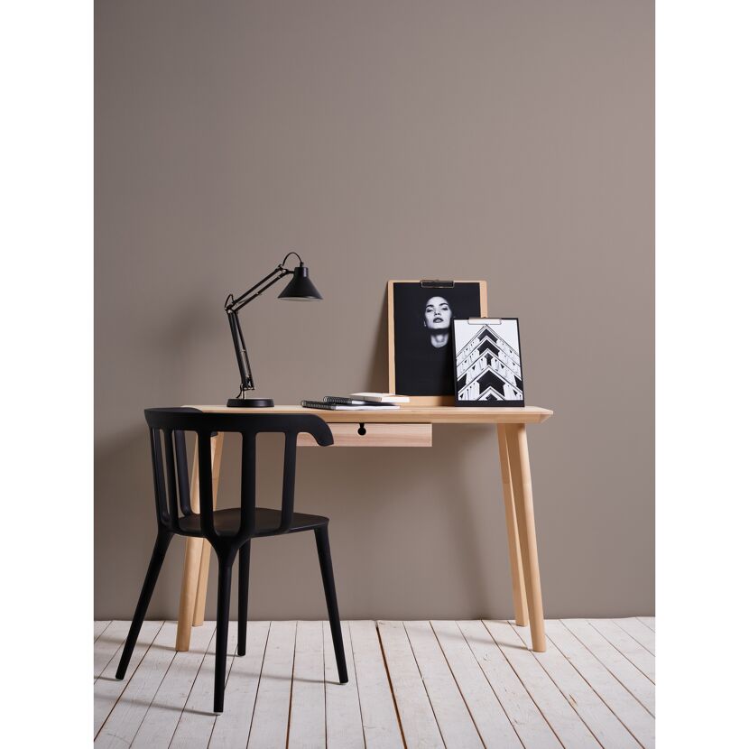 Schreibtisch mit Lampe, Bildern und Stuhl