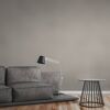 Graues Sofa mit Leselampe und Beistelltisch