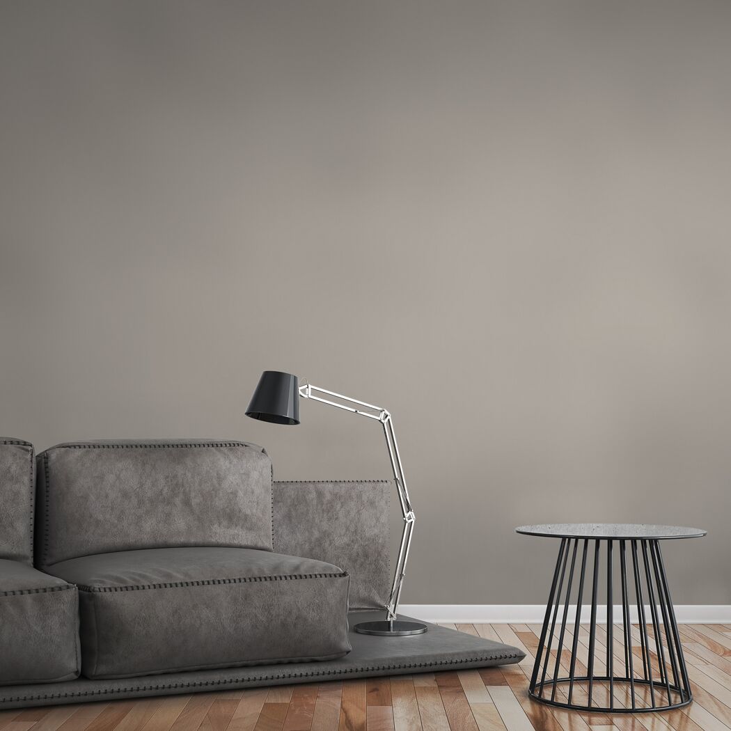 Graues Sofa mit Leselampe und Beistelltisch
