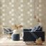 Wohnzimmer mit beiger Fliesentapete und blauem Sofa