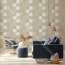 Wohnzimmer mit beiger Fliesentapete und blauem Sofa
