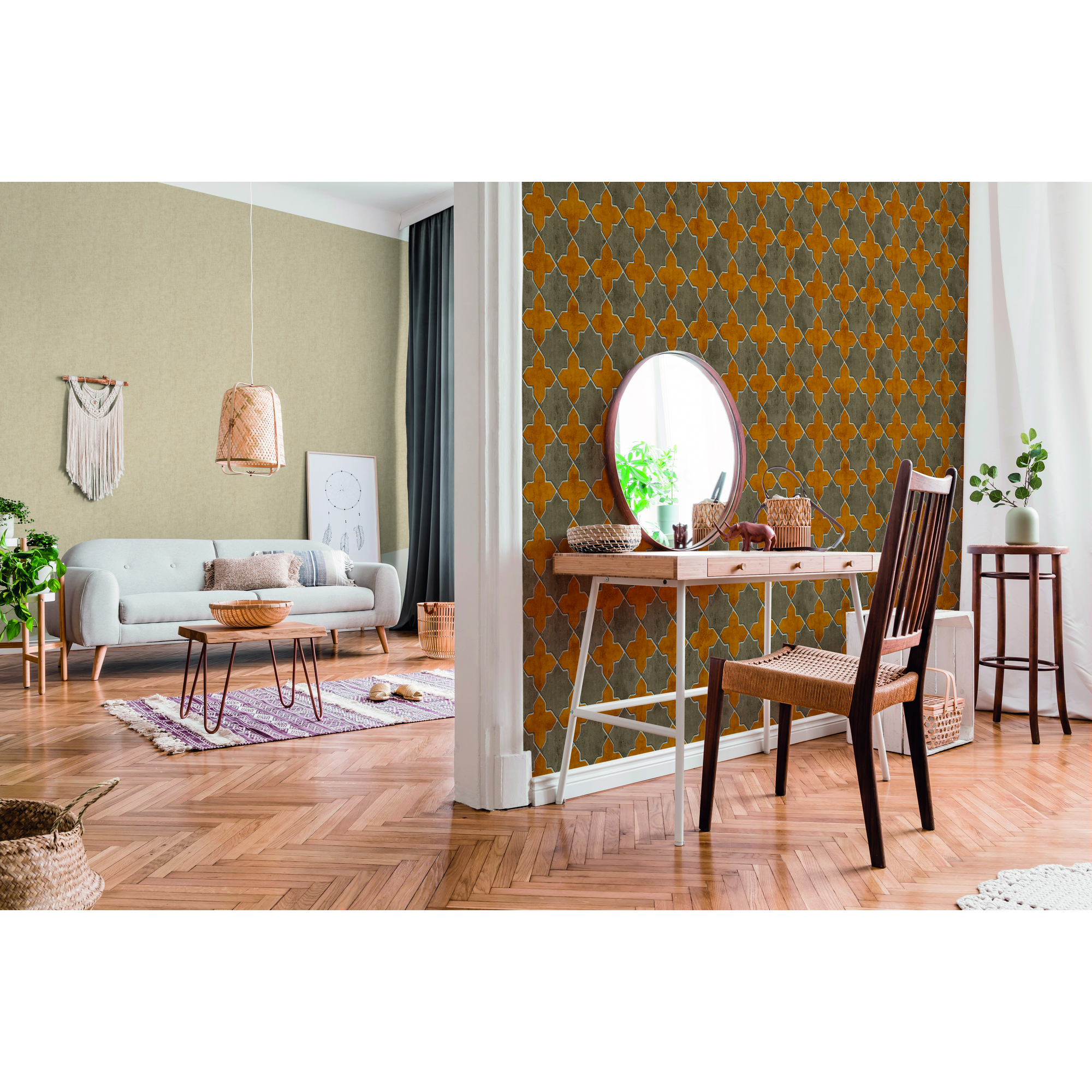 Wohnzimmer mit gemusterter Tapete und Holzboden