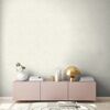 Wohnzimmer mit roséfarbenem Sideboard und beiger Wand
