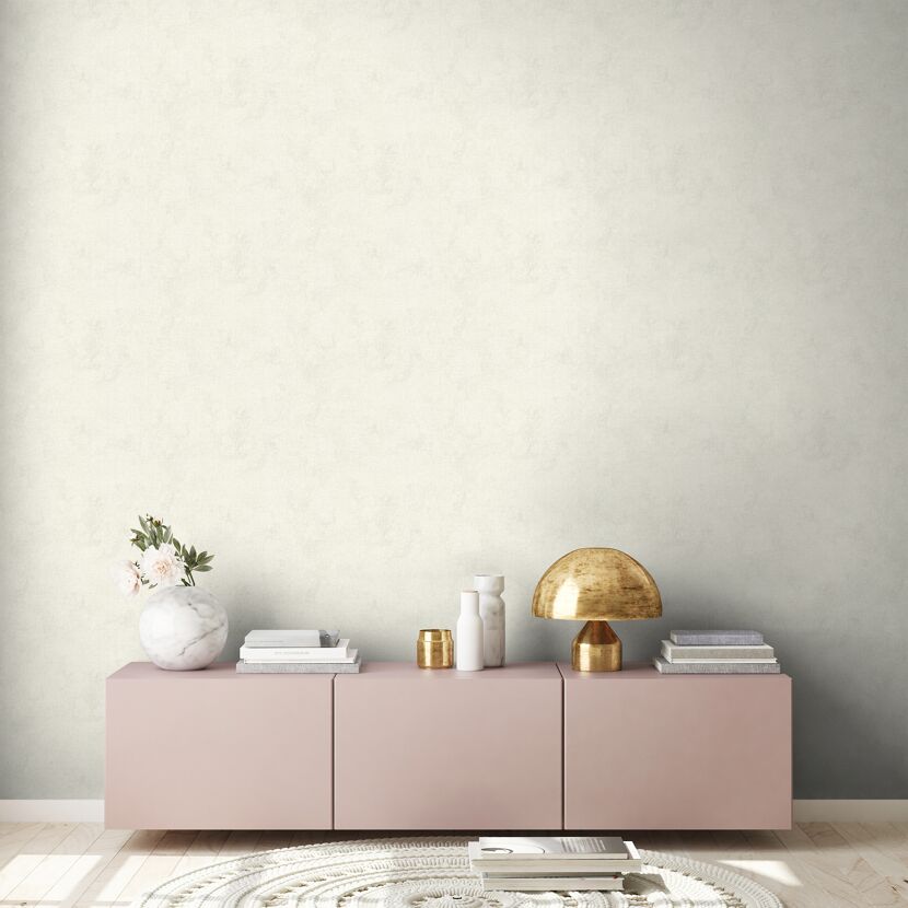 Wohnzimmer mit roséfarbenem Sideboard und beiger Wand