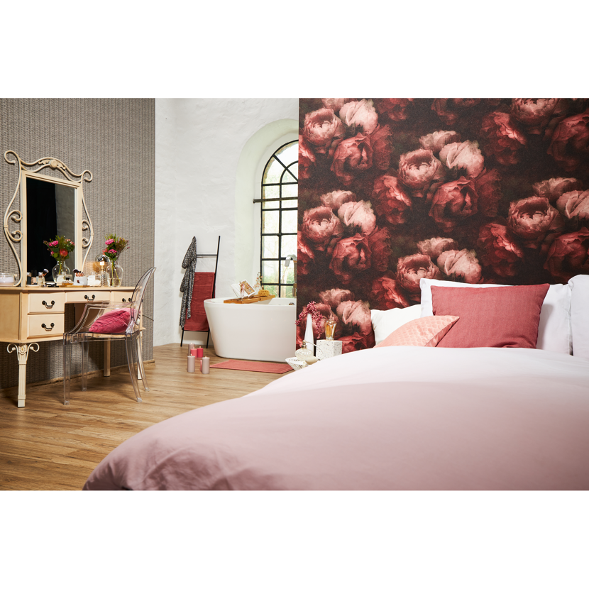Schlafzimmer mit Blumentapete und Badewanne