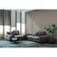 Modernes Wohnzimmer mit grauer Couch und Jalousien