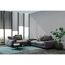 Modernes Wohnzimmer mit grauer Couch, Couchtisch und Pflanze