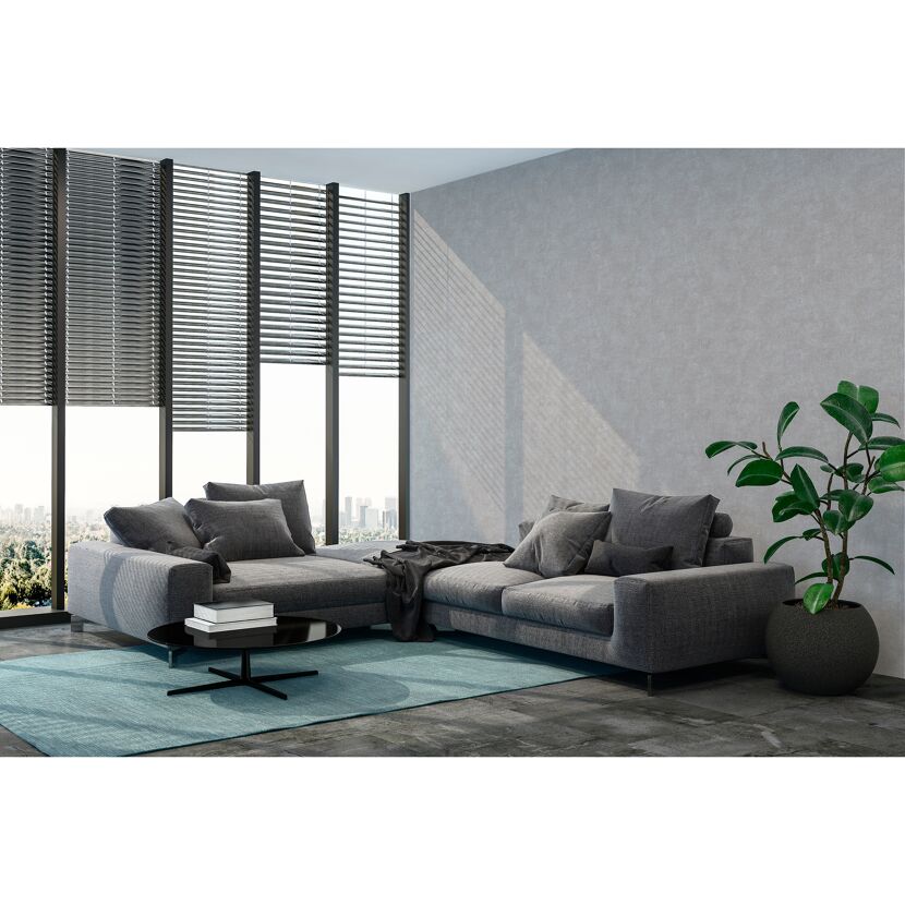 Modernes Wohnzimmer mit grauer Couch, Couchtisch und Pflanze