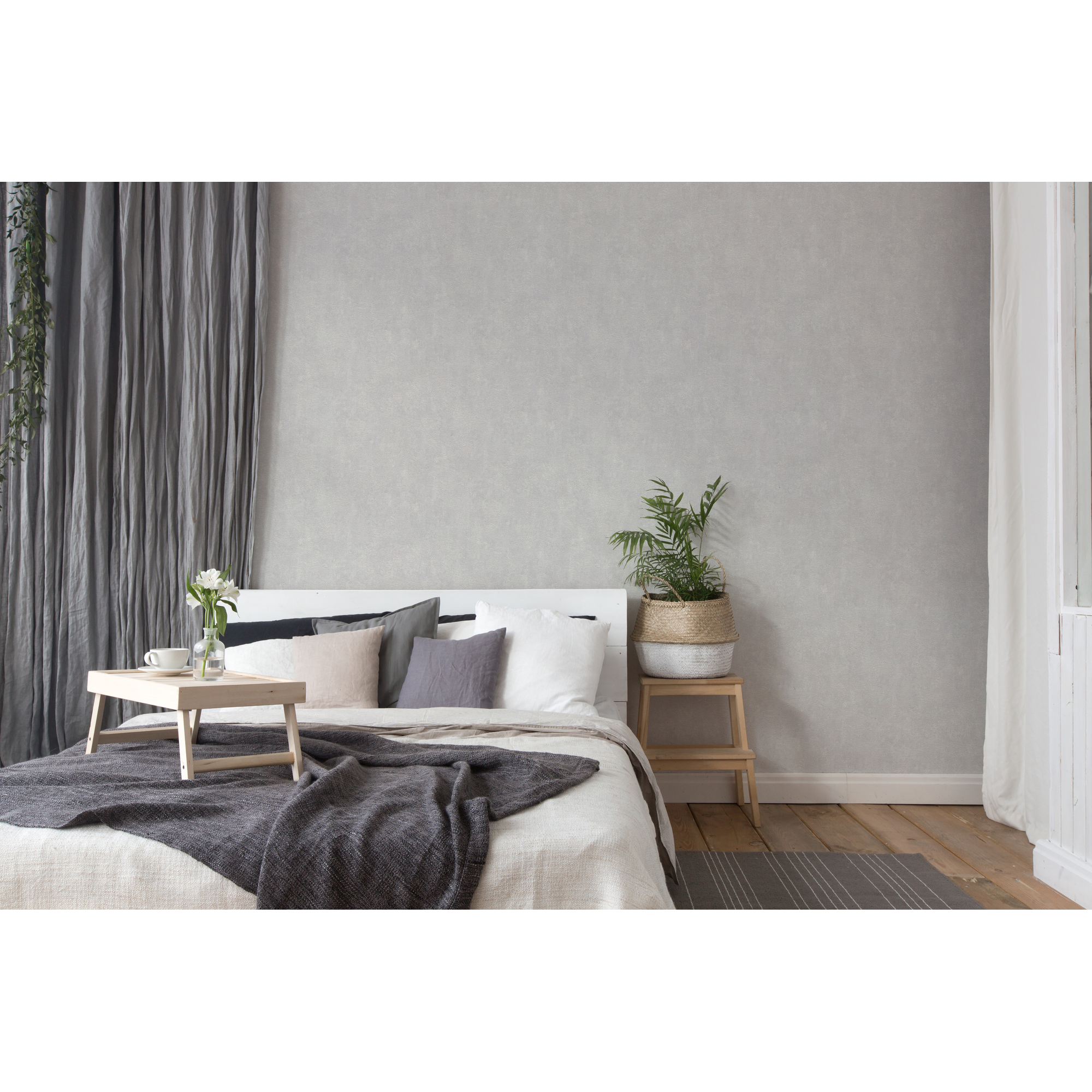 Gemütliches Schlafzimmer mit hellgrauer Betonoptik-Tapete