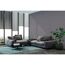Modernes Wohnzimmer mit grauer Couch, Beistelltisch und Pflanze