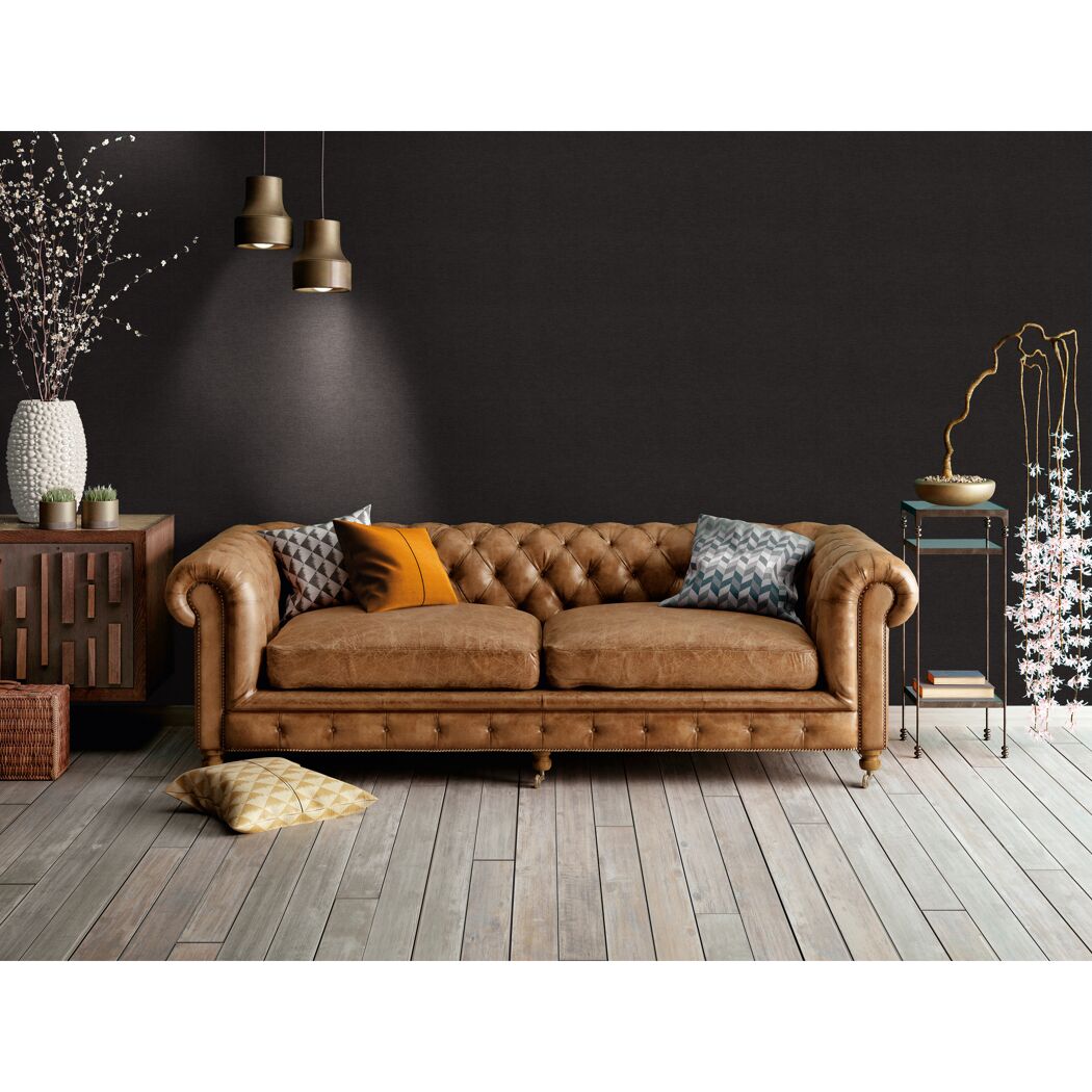 Braunes Ledersofa in einem Wohnzimmer