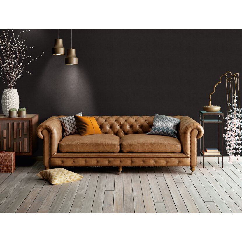 Braunes Ledersofa in einem Wohnzimmer