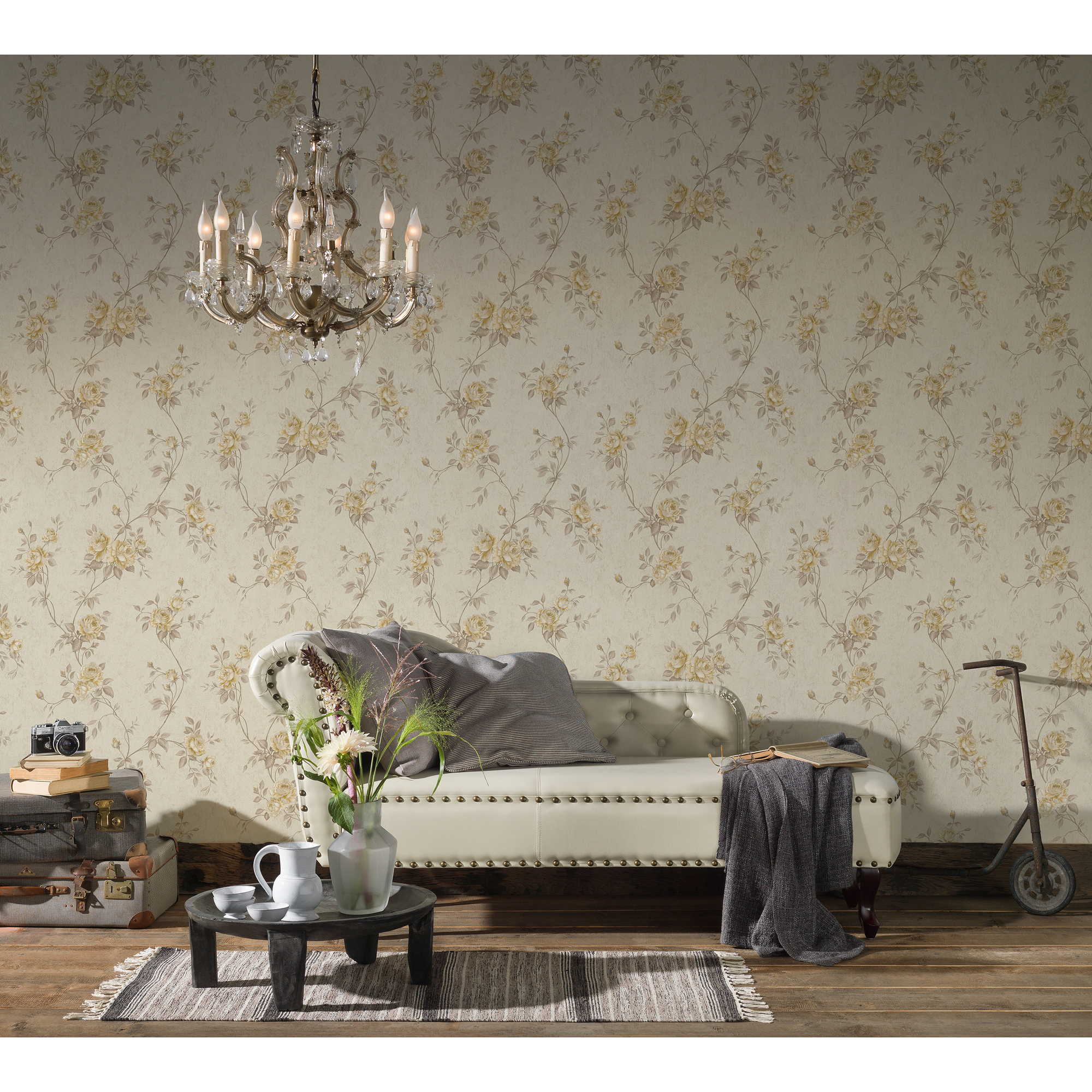 Wohnzimmer mit beigefarbener Blumentapete und Chaiselongue