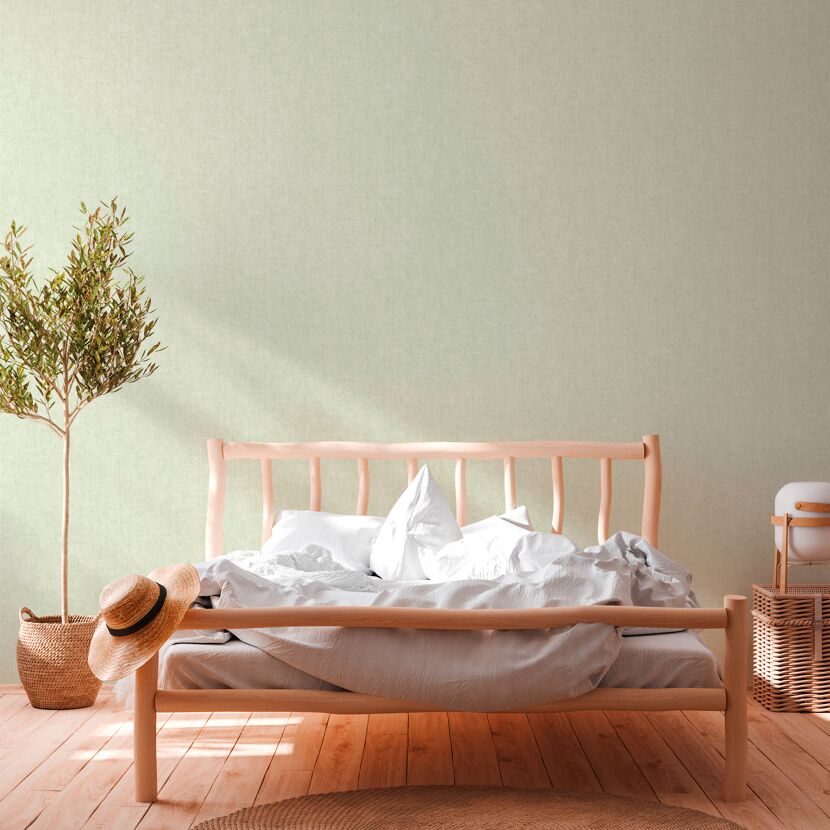 Schlafzimmer mit hellem Holzbett und Vliestapete Greenery