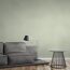 Sofa, Lampe und Tisch auf hellgrünem Hintergrund