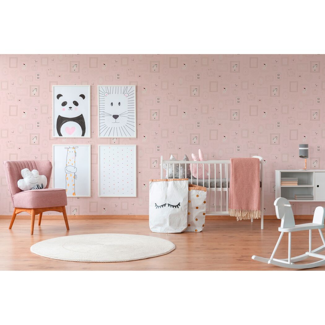 Kinderzimmer mit rosa Tapete und Möbeln