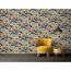 Zimmer mit buntem Blumentapetenmuster und gelbem Sessel