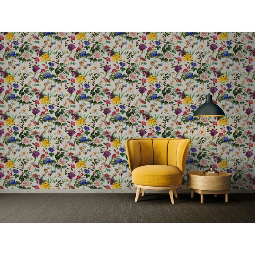 Zimmer mit buntem Blumentapetenmuster und gelbem Sessel