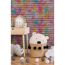 Kinderzimmer mit bunter Wand und Spielzeug