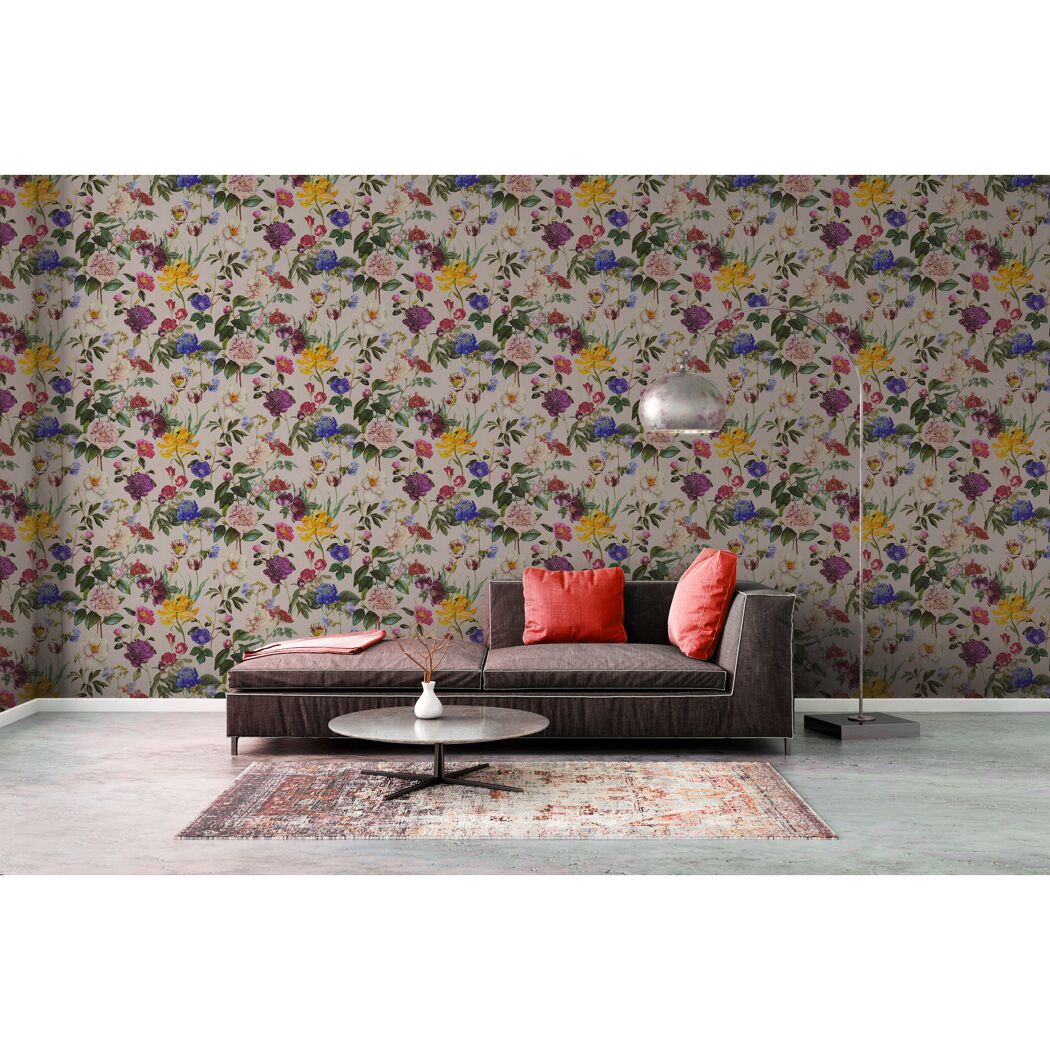 Wohnzimmer mit Blumentapete und Sofa