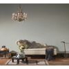 Wohnzimmer mit Chaiselongue, Leuchter, Teppich, Beistelltisch und Deko