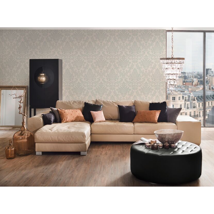 Wohnzimmer mit beiger Tapete und Ledercouch