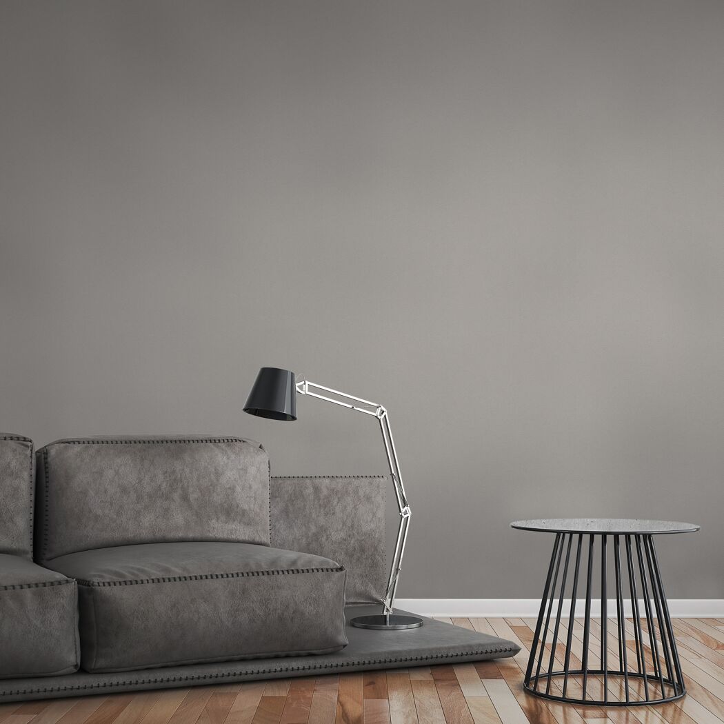 Graues Sofa, Lampe und Beistelltisch