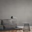 Graues Sofa, Lampe und Beistelltisch