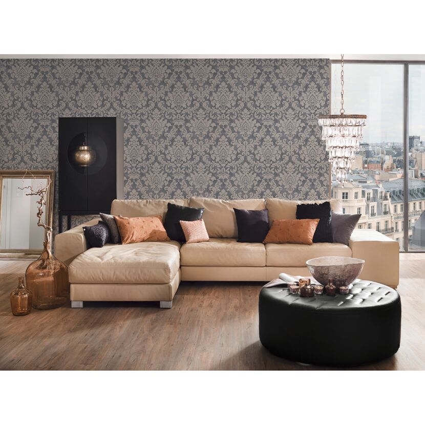 Wohnzimmer mit beigefarbener Couch und gemusterter Tapete